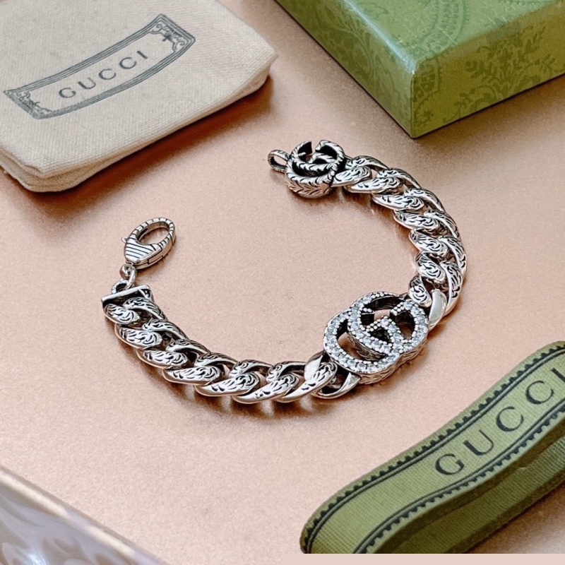 G*u*i bracelets